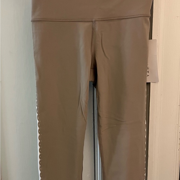 Athleta Elation Scallop Capri Sz XS Color -Quail (taupe/beige) NWT - Picture 3 of 7